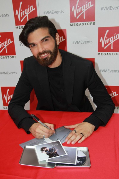 Mike Massy signs Le Délire surrounded by his fans and the press
